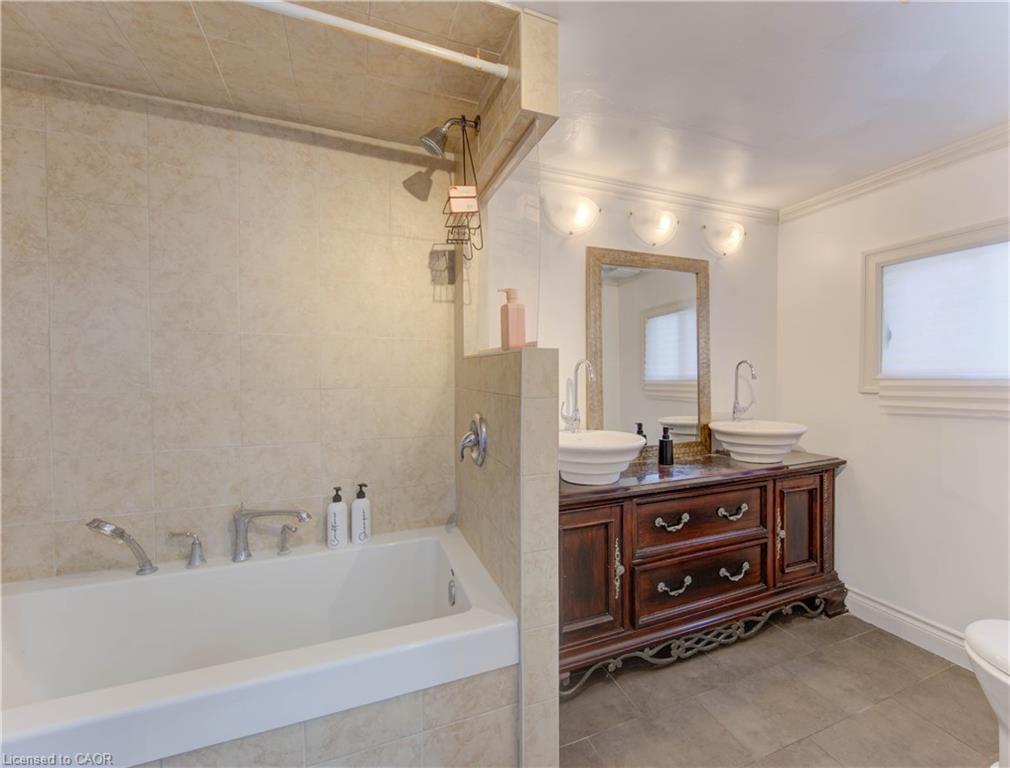 88 Wellington Street N, Kitchener, ON - Indoor Photo Showing Bathroom