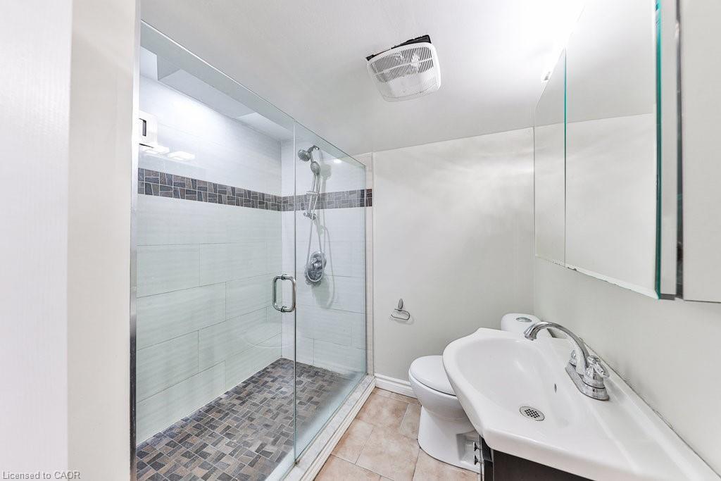 Lower-602 Drury Lane, Burlington, ON - Indoor Photo Showing Bathroom