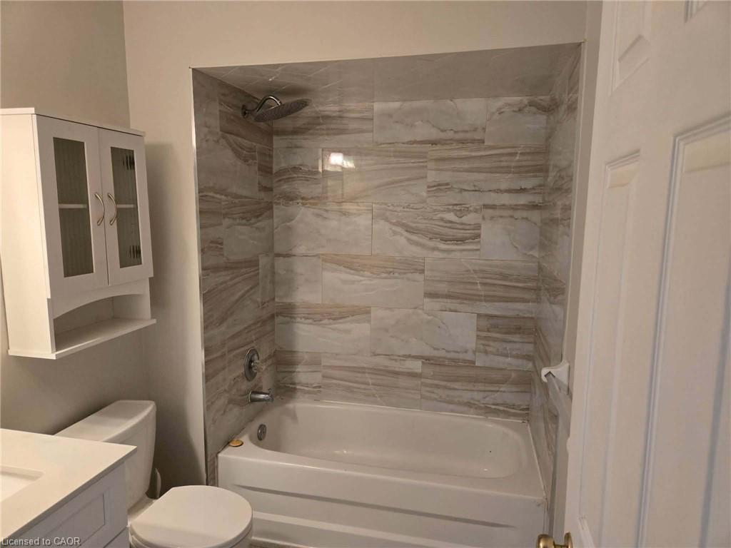 185 Sulmona Drive, Hamilton, ON - Indoor Photo Showing Bathroom