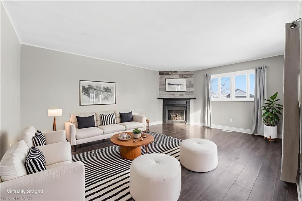 9-21 Wren Court, Tillsonburg, ON - Indoor Photo Showing Living Room With Fireplace