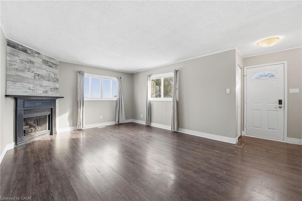 9-21 Wren Court, Tillsonburg, ON - Indoor Photo Showing Living Room With Fireplace