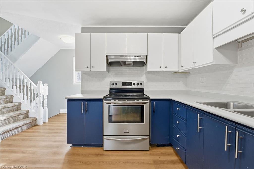 9-21 Wren Court, Tillsonburg, ON - Indoor Photo Showing Kitchen With Double Sink