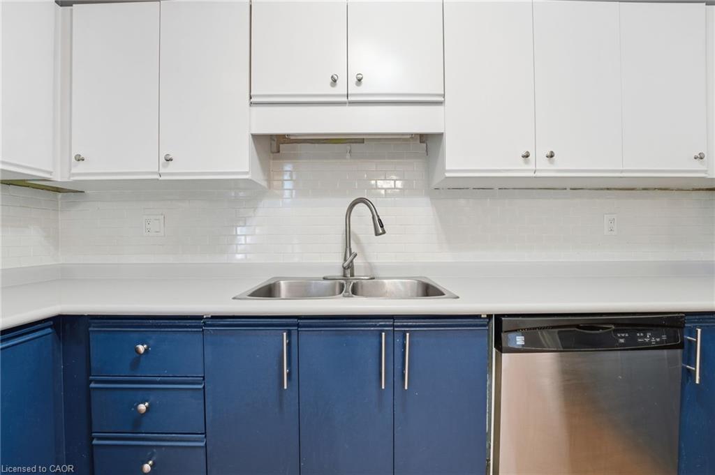 9-21 Wren Court, Tillsonburg, ON - Indoor Photo Showing Kitchen With Double Sink