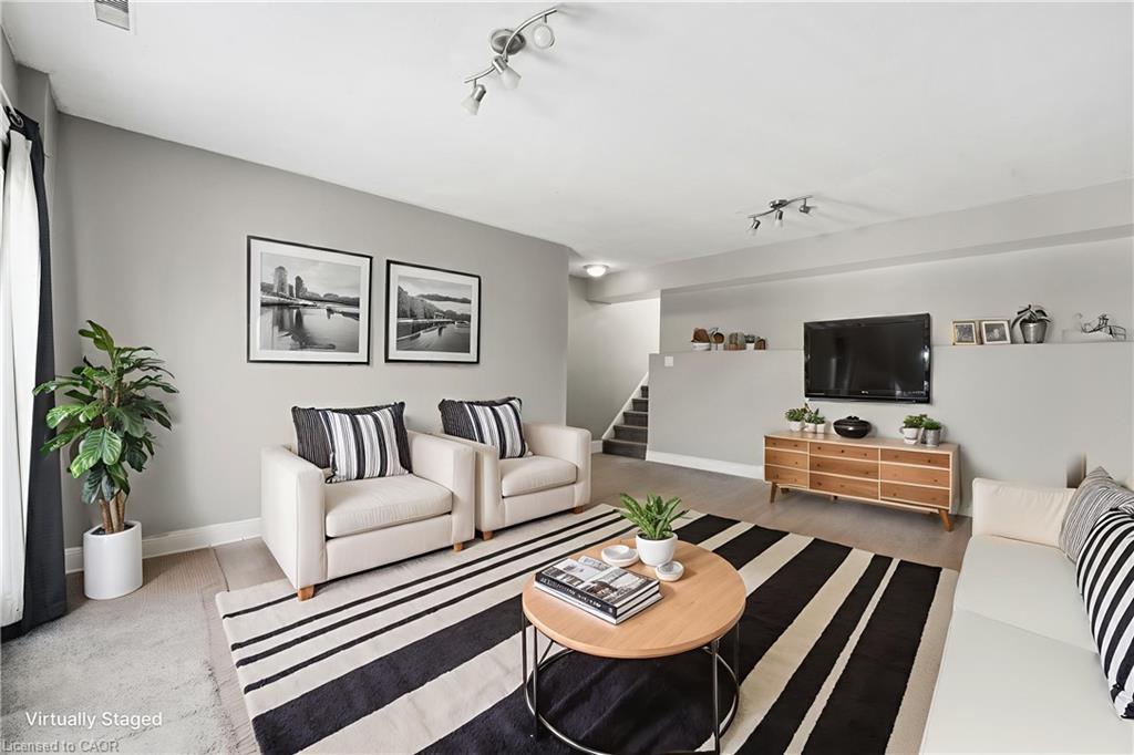 9-21 Wren Court, Tillsonburg, ON - Indoor Photo Showing Living Room