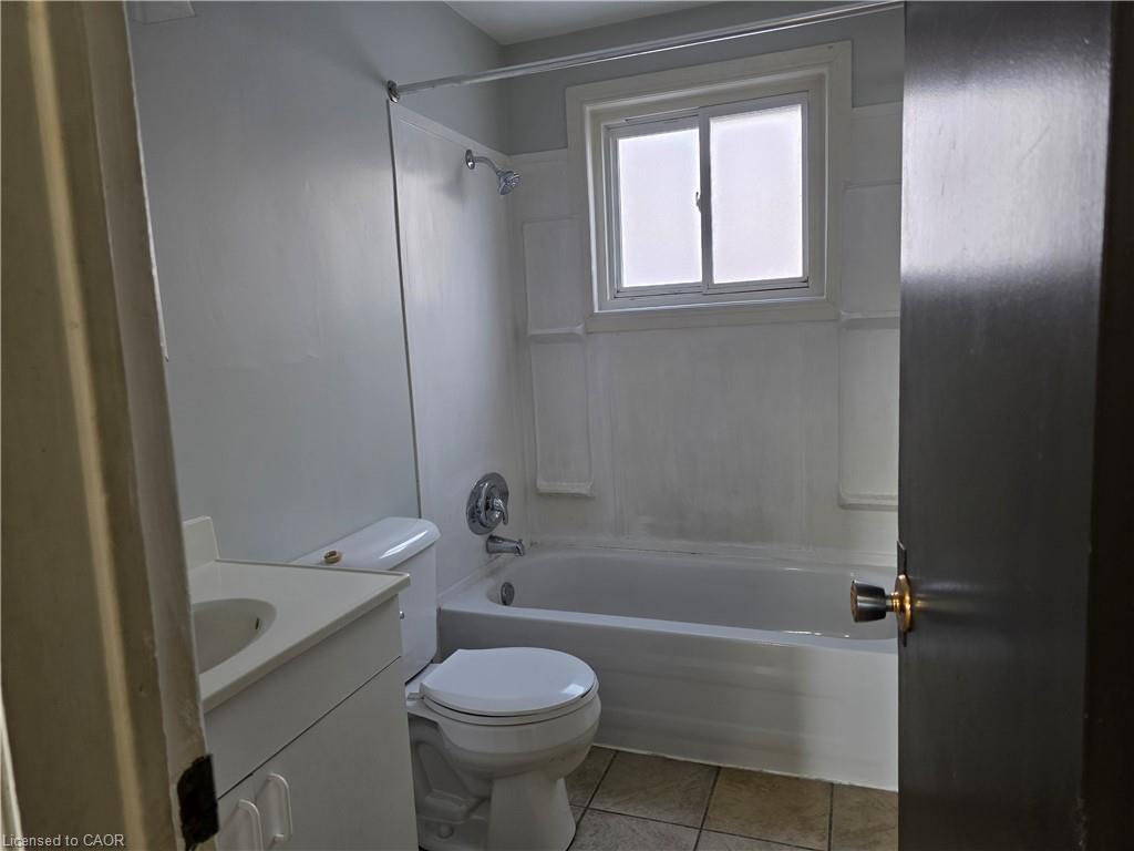 2-362 Grey Street, Brantford, ON - Indoor Photo Showing Bathroom