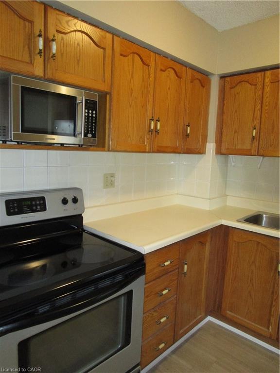 401-180 Limeridge Road W, Hamilton, ON - Indoor Photo Showing Kitchen