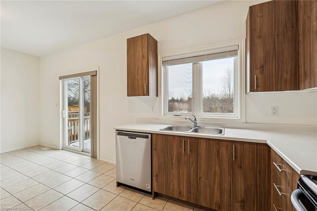1226 Plato Drive, Fort Erie, ON - Indoor Photo Showing Kitchen With Double Sink