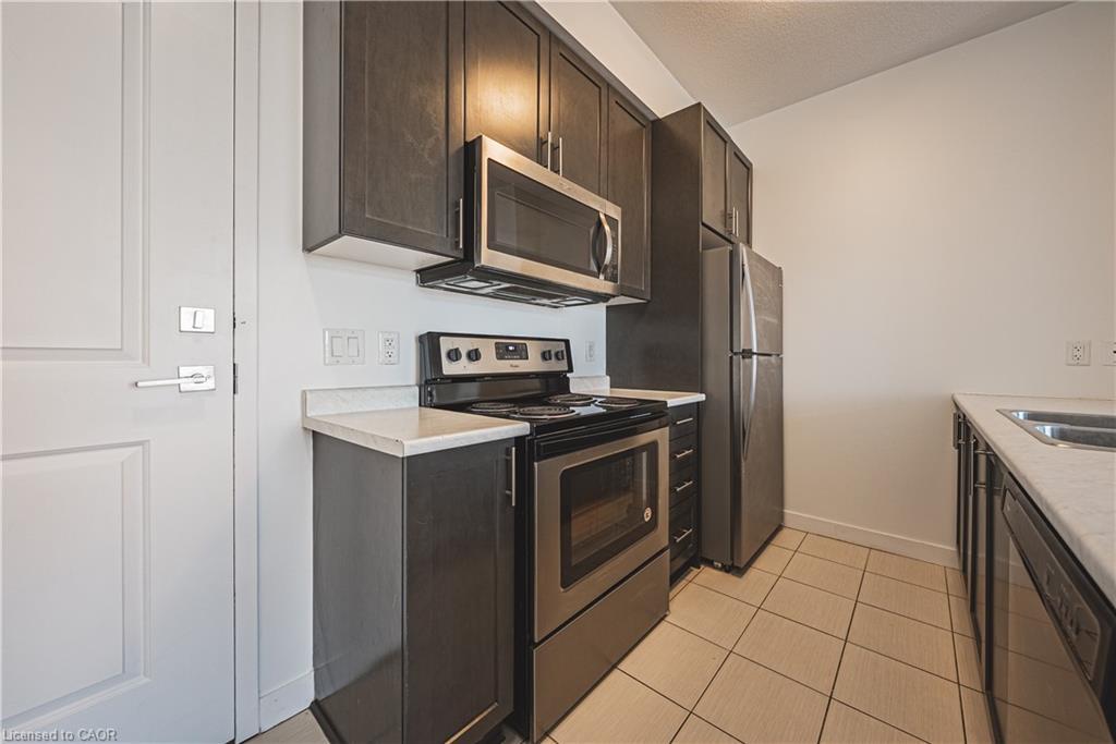 706-2486 Old Bronte Road, Oakville, ON - Indoor Photo Showing Kitchen With Double Sink