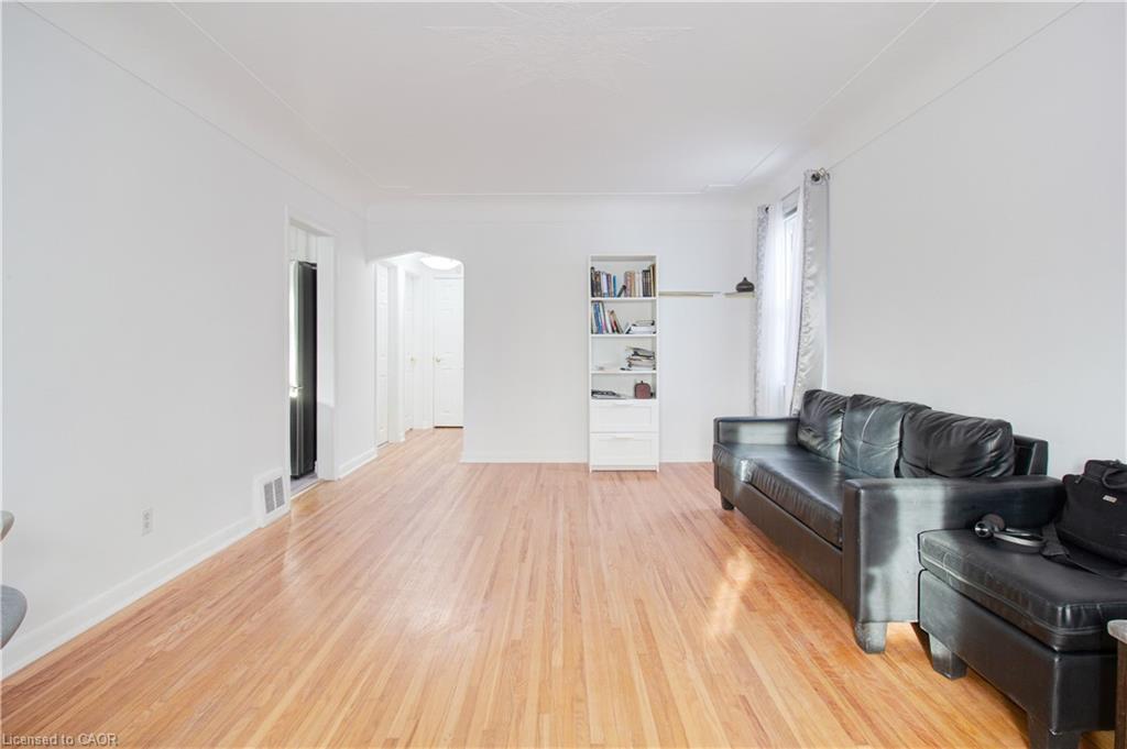773 Queensdale Avenue E, Hamilton, ON - Indoor Photo Showing Living Room