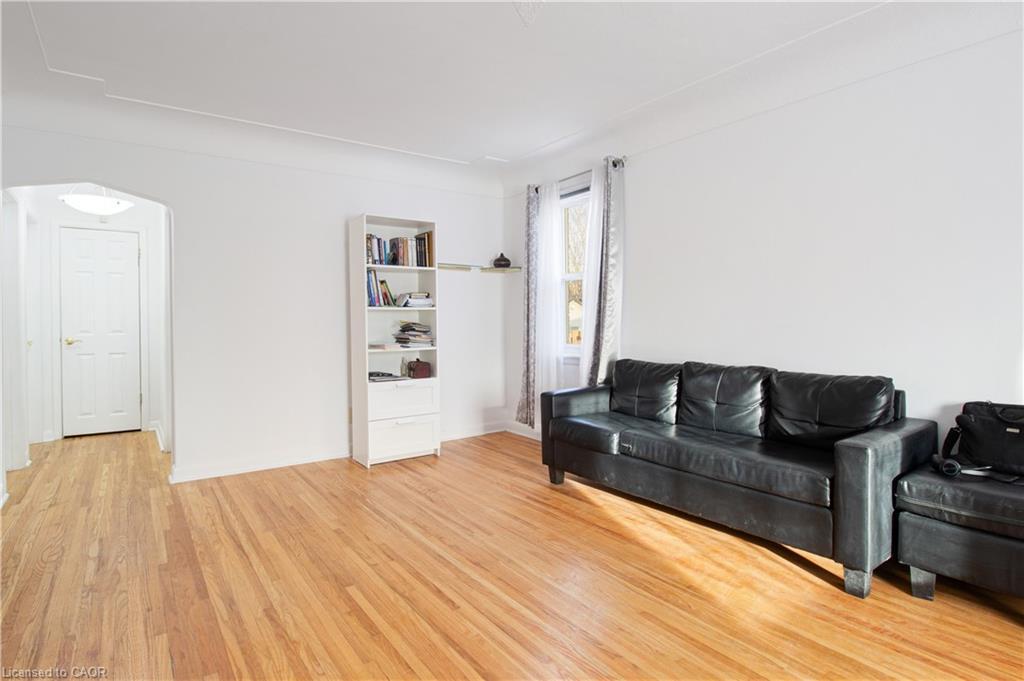 773 Queensdale Avenue E, Hamilton, ON - Indoor Photo Showing Living Room
