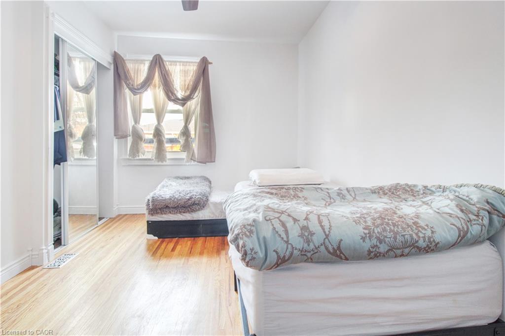 773 Queensdale Avenue E, Hamilton, ON - Indoor Photo Showing Bedroom