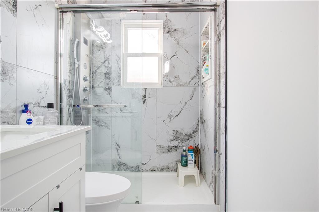 773 Queensdale Avenue E, Hamilton, ON - Indoor Photo Showing Bathroom