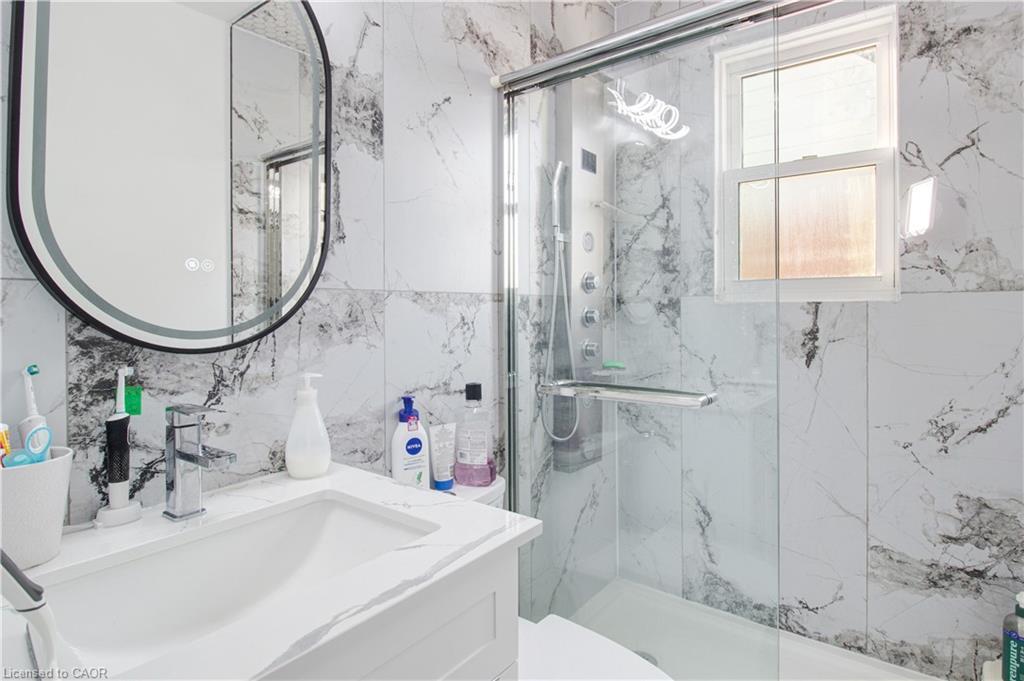 773 Queensdale Avenue E, Hamilton, ON - Indoor Photo Showing Bathroom