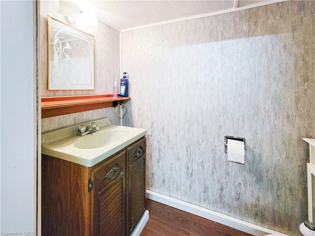 773 Queensdale Avenue E, Hamilton, ON - Indoor Photo Showing Bathroom