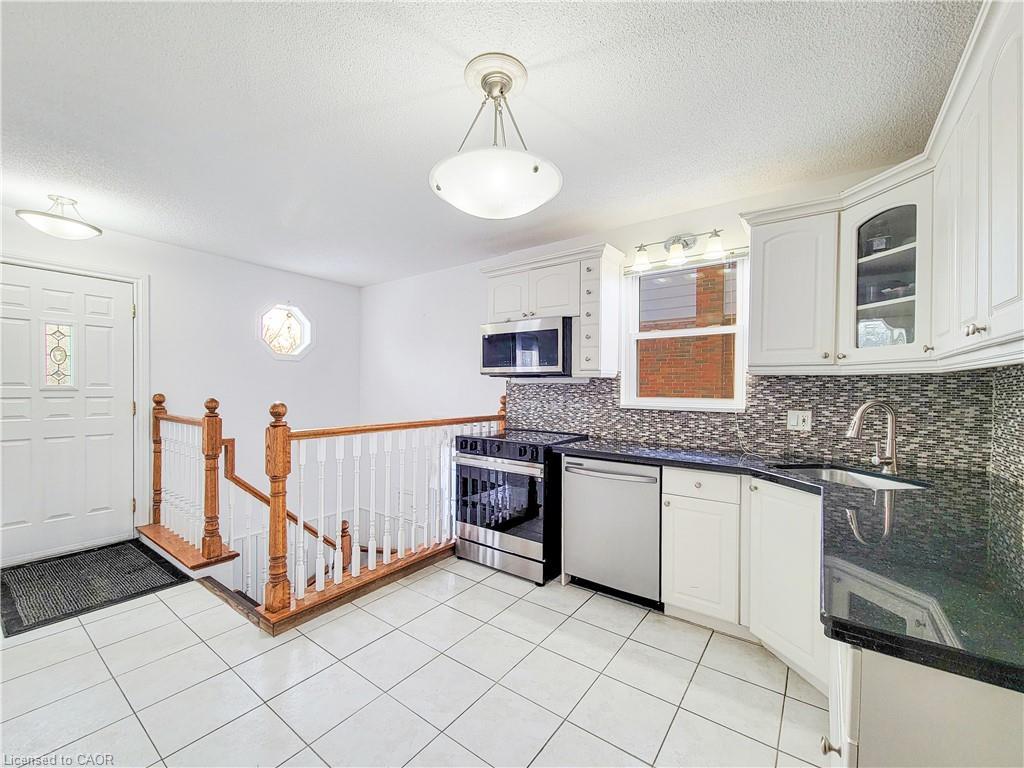 773 Queensdale Avenue E, Hamilton, ON - Indoor Photo Showing Kitchen