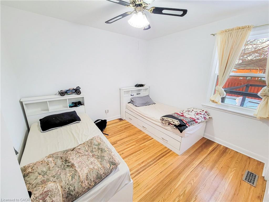 773 Queensdale Avenue E, Hamilton, ON - Indoor Photo Showing Bedroom