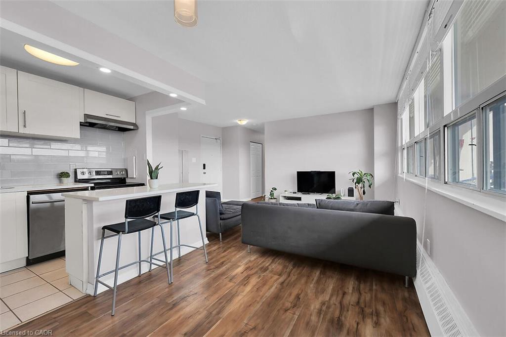 811-15 Albright Road, Hamilton, ON - Indoor Photo Showing Kitchen