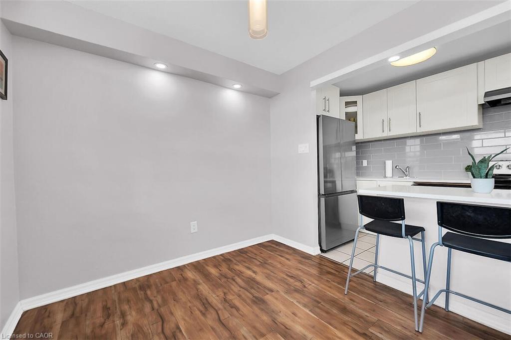 811-15 Albright Road, Hamilton, ON - Indoor Photo Showing Kitchen