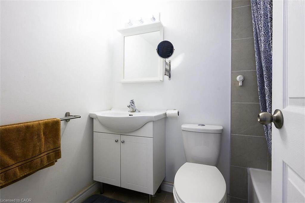 811-15 Albright Road, Hamilton, ON - Indoor Photo Showing Bathroom