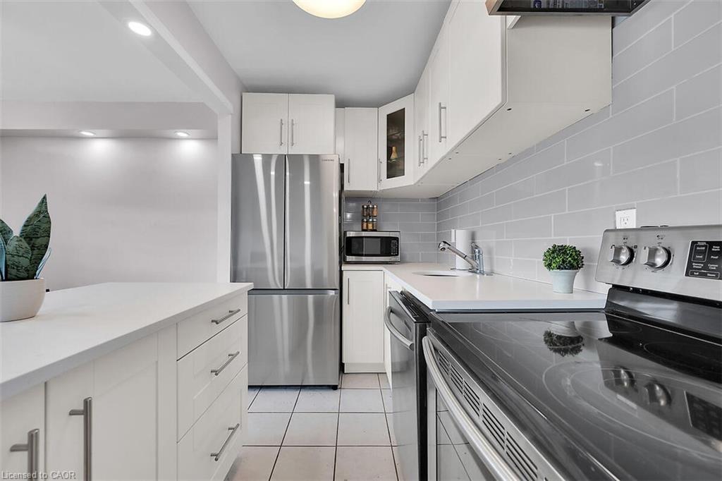 811-15 Albright Road, Hamilton, ON - Indoor Photo Showing Kitchen With Stainless Steel Kitchen