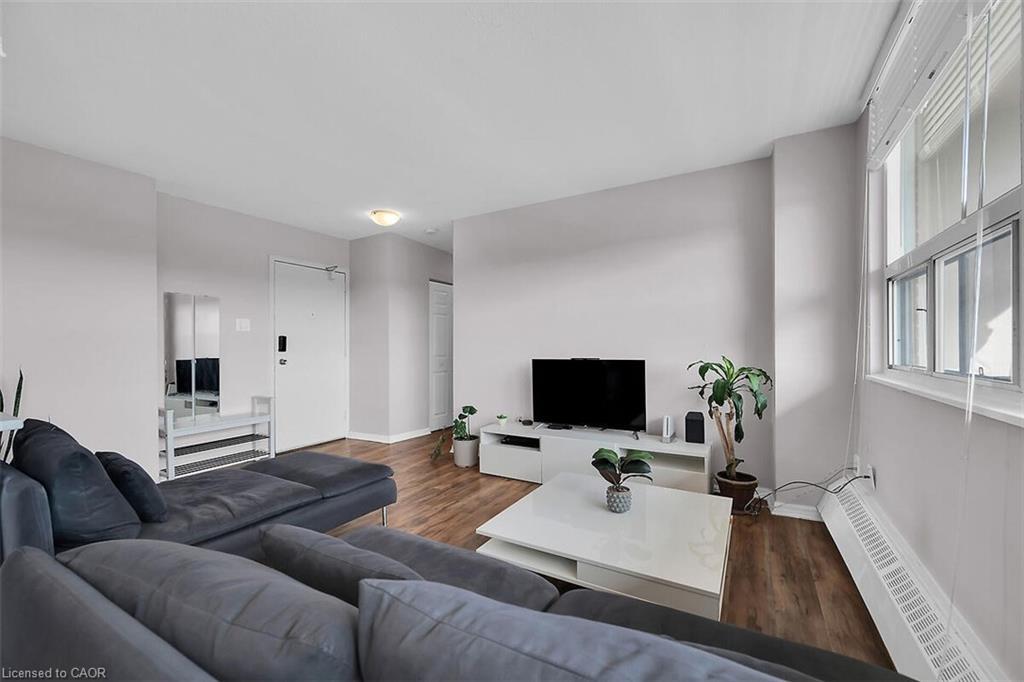 811-15 Albright Road, Hamilton, ON - Indoor Photo Showing Living Room