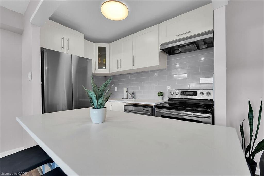 811-15 Albright Road, Hamilton, ON - Indoor Photo Showing Kitchen With Stainless Steel Kitchen With Upgraded Kitchen