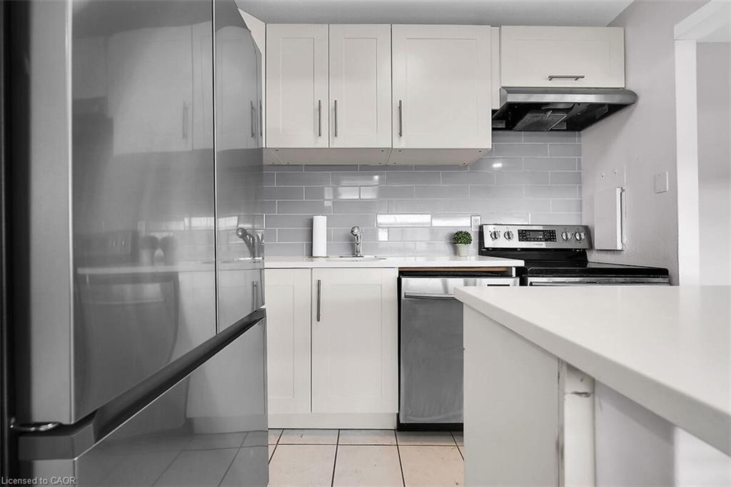 811-15 Albright Road, Hamilton, ON - Indoor Photo Showing Kitchen With Stainless Steel Kitchen With Upgraded Kitchen