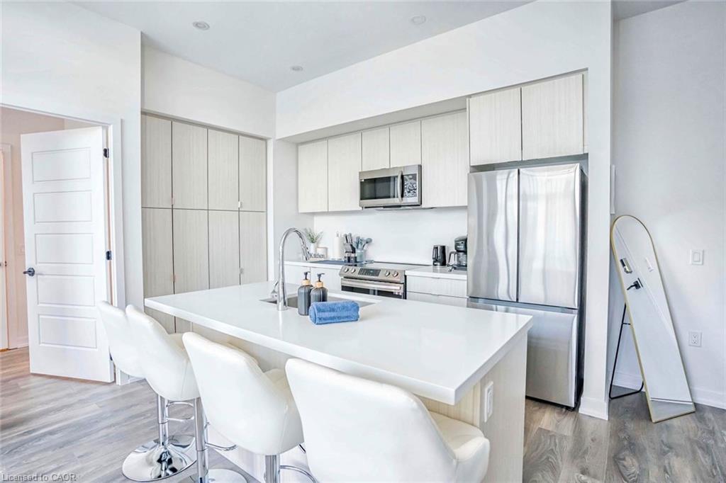 403-415 Sea Ray Avenue, Innisfil, ON - Indoor Photo Showing Kitchen With Upgraded Kitchen