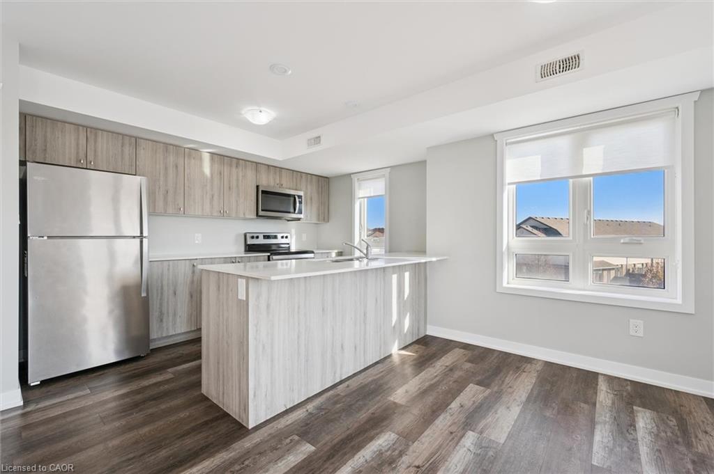 B16-1331 Countrystone Drive, Kitchener, ON - Indoor Photo Showing Kitchen