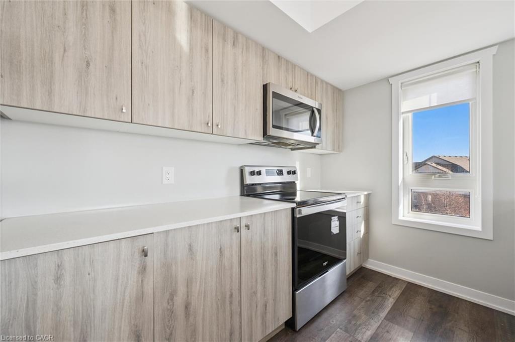 B16-1331 Countrystone Drive, Kitchener, ON - Indoor Photo Showing Kitchen