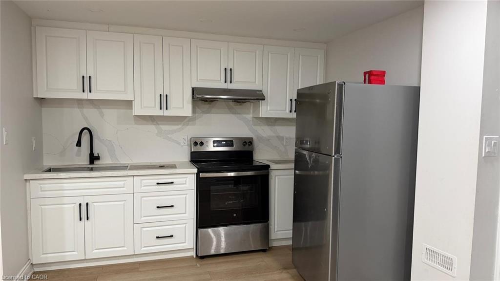 19 Pointer Street, Cambridge, ON - Indoor Photo Showing Kitchen