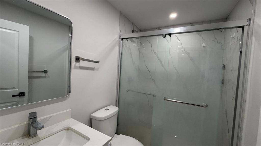 19 Pointer Street, Cambridge, ON - Indoor Photo Showing Bathroom