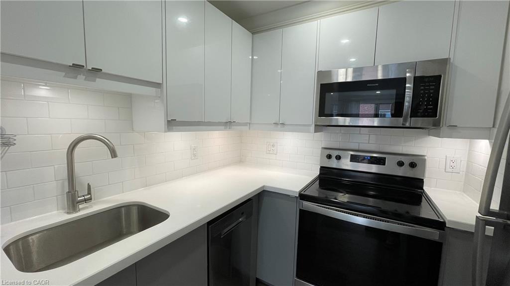 305-700 Lawrence Road, Hamilton, ON - Indoor Photo Showing Kitchen With Upgraded Kitchen