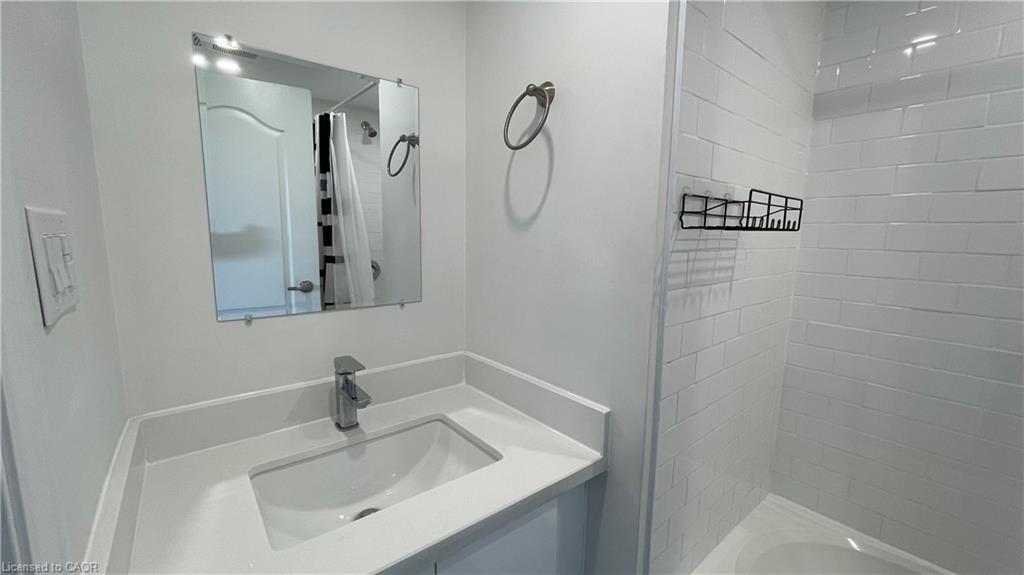 305-700 Lawrence Road, Hamilton, ON - Indoor Photo Showing Bathroom