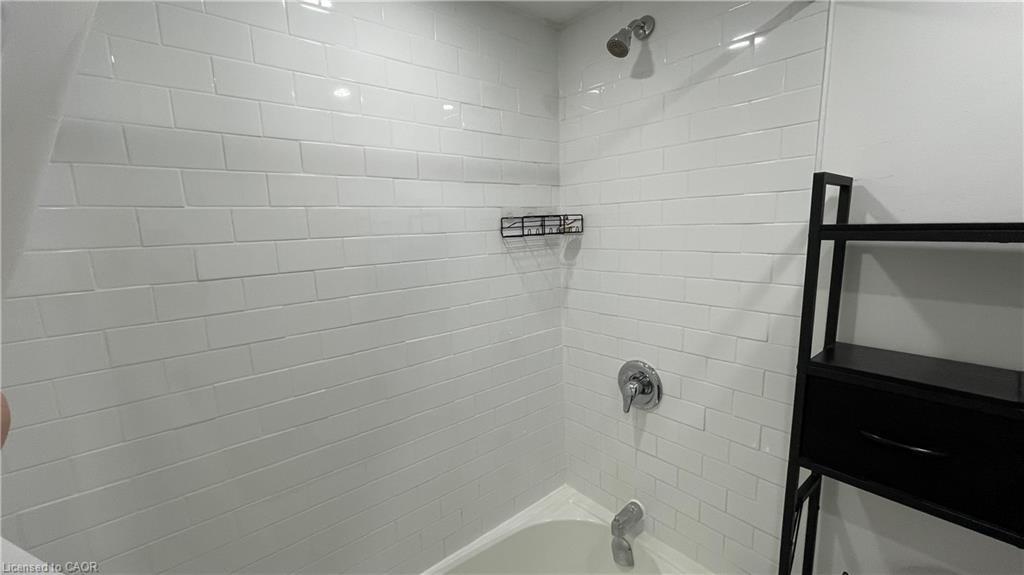 305-700 Lawrence Road, Hamilton, ON - Indoor Photo Showing Bathroom