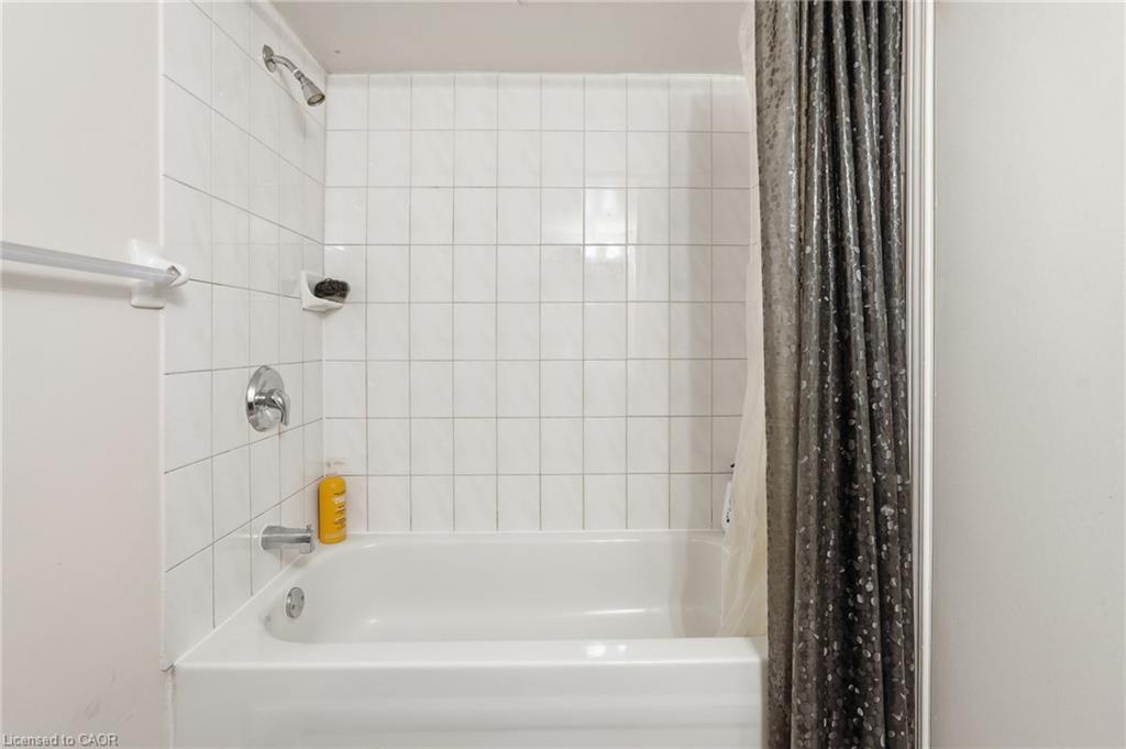 2 Gary Avenue, Hamilton, ON - Indoor Photo Showing Bathroom