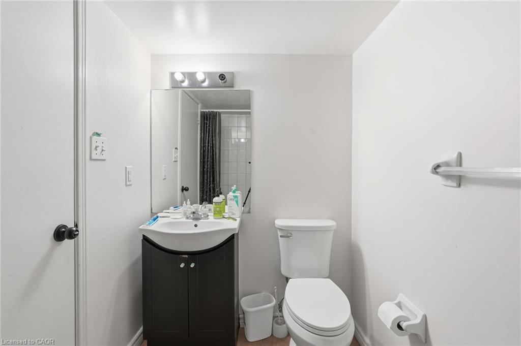 2 Gary Avenue, Hamilton, ON - Indoor Photo Showing Bathroom
