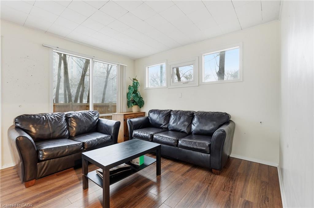 2 Gary Avenue, Hamilton, ON - Indoor Photo Showing Living Room