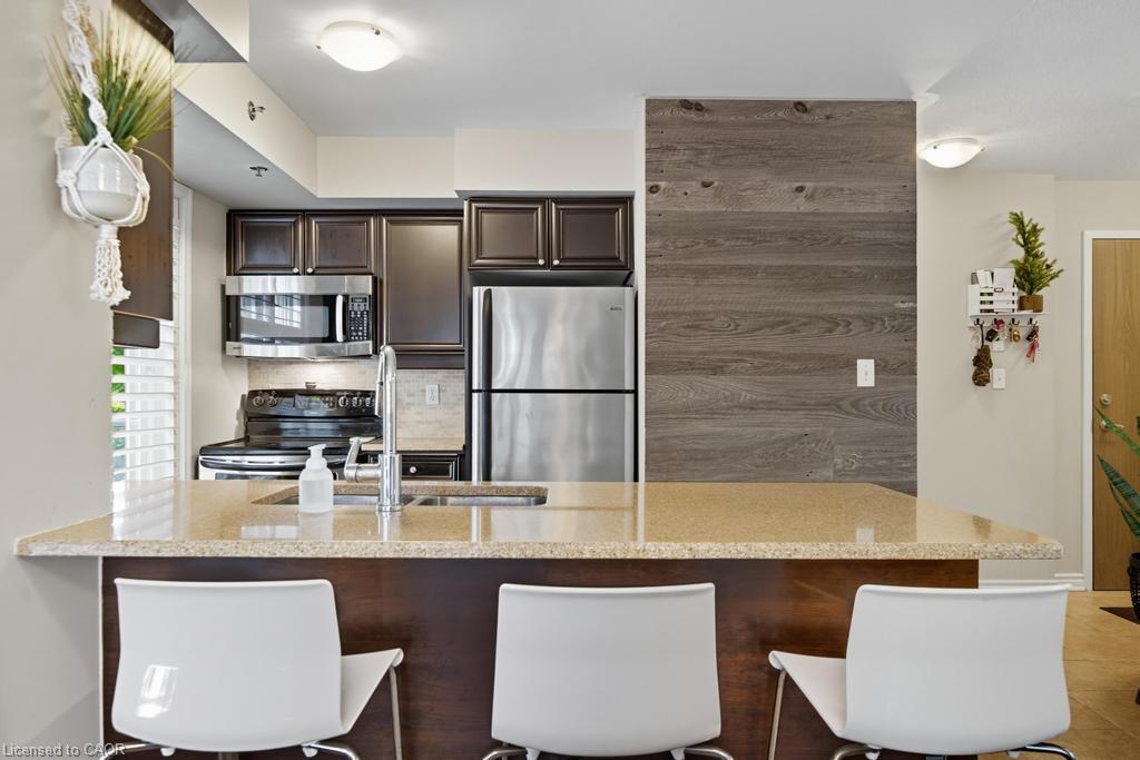 121-3070 Rotary Way, Burlington, ON - Indoor Photo Showing Kitchen With Stainless Steel Kitchen With Double Sink With Upgraded Kitchen