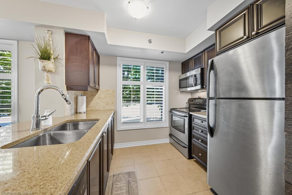121-3070 Rotary Way, Burlington, ON - Indoor Photo Showing Kitchen With Stainless Steel Kitchen With Double Sink With Upgraded Kitchen