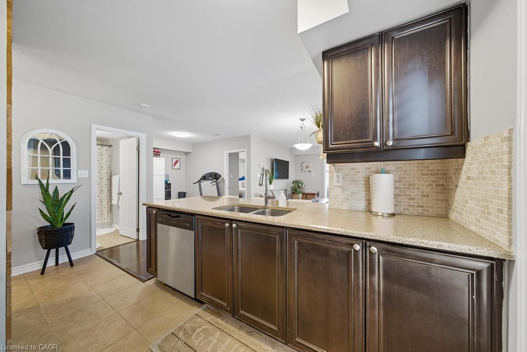 121-3070 Rotary Way, Burlington, ON - Indoor Photo Showing Kitchen With Double Sink