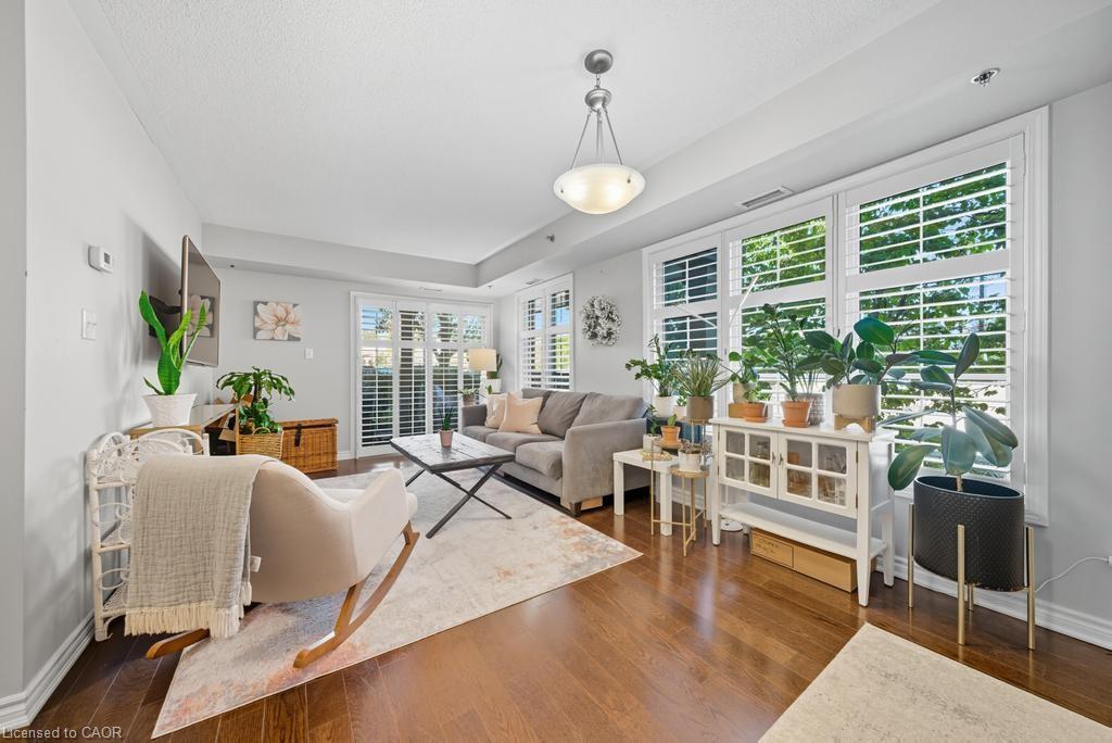121-3070 Rotary Way, Burlington, ON - Indoor Photo Showing Living Room