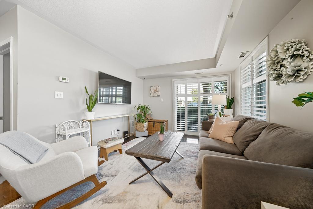 121-3070 Rotary Way, Burlington, ON - Indoor Photo Showing Living Room