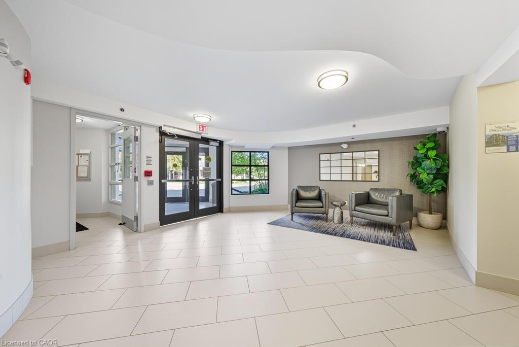 121-3070 Rotary Way, Burlington, ON - Indoor Photo Showing Other Room