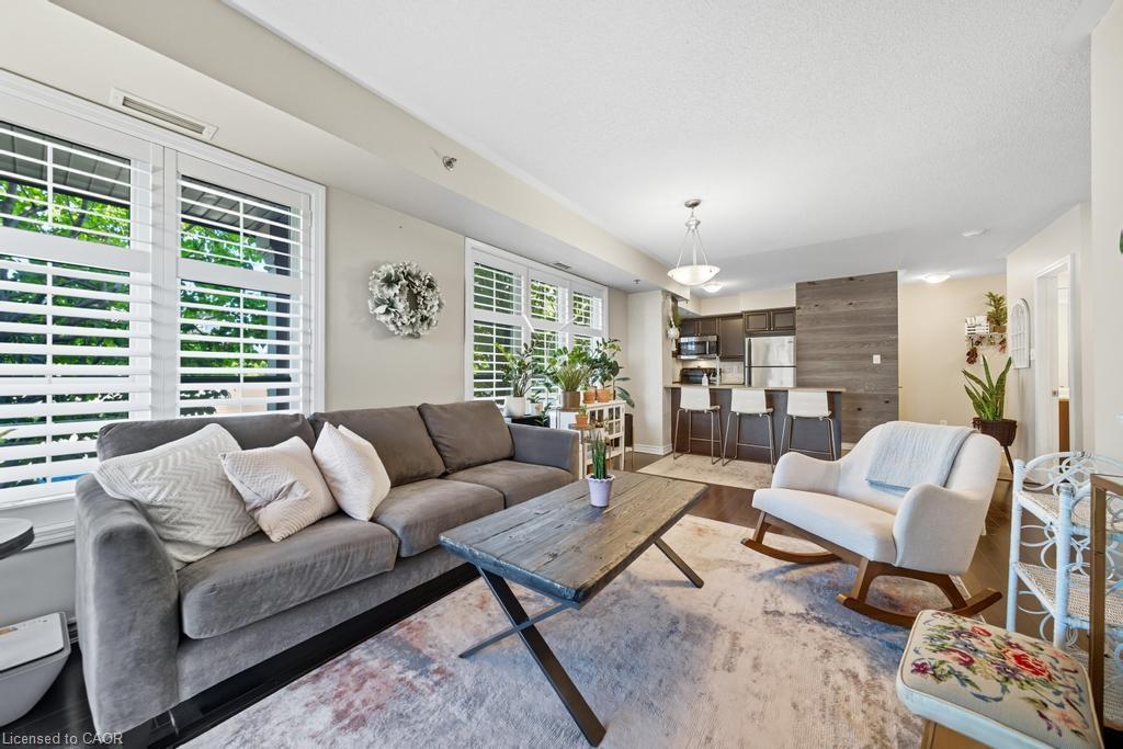 121-3070 Rotary Way, Burlington, ON - Indoor Photo Showing Living Room