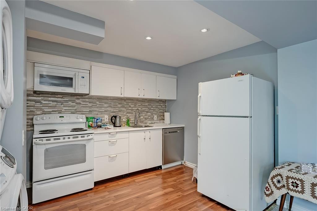 Lower-5410 Duchess Court, Burlington, ON - Indoor Photo Showing Kitchen