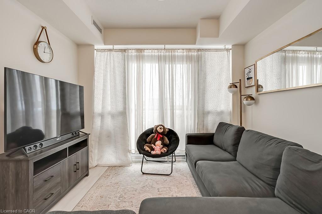 415-509 Dundas Street W, Oakville, ON - Indoor Photo Showing Living Room