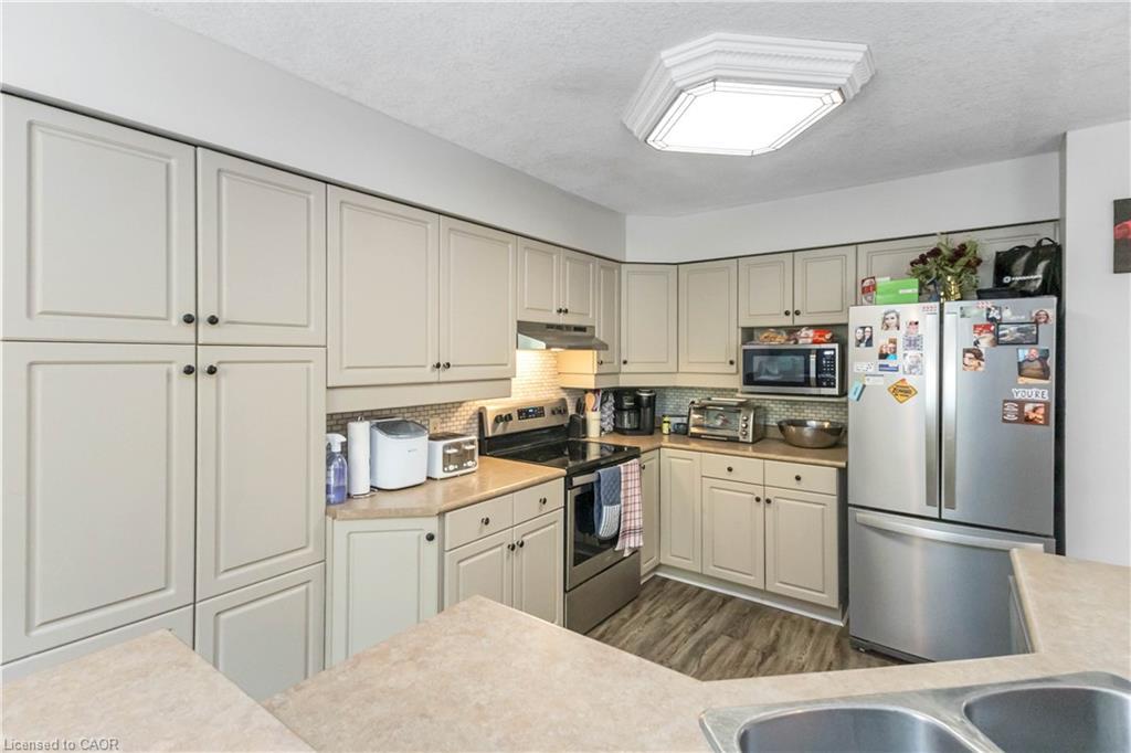 21 Axford Parkway, St. Thomas, ON - Indoor Photo Showing Kitchen With Double Sink