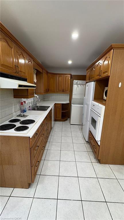 25 Munroe Street, Kitchener, ON - Indoor Photo Showing Kitchen