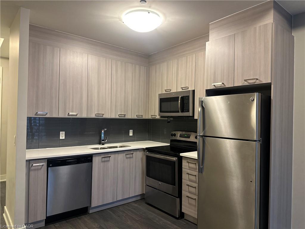 1011-150 Main Street W, Hamilton, ON - Indoor Photo Showing Kitchen With Double Sink